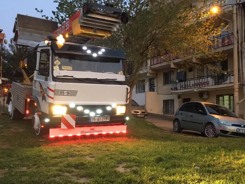 Akşam saatinde asansörlü taşıma aracı