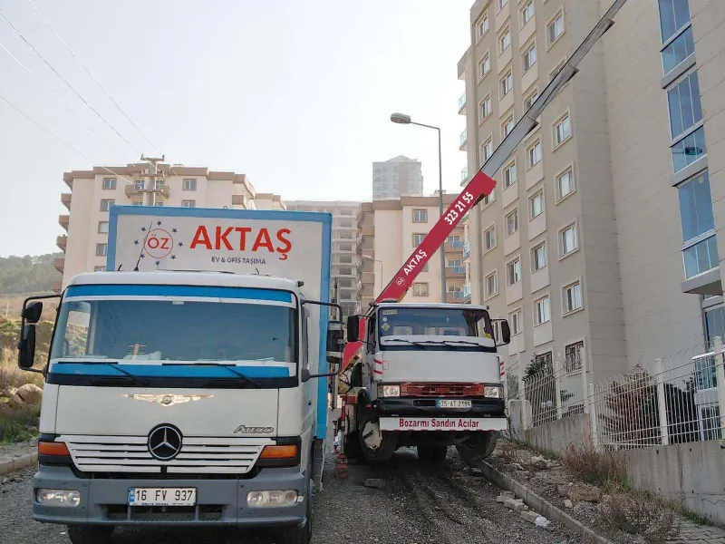 Öz Aktaş nakliye kamyonu ve eşya asansörü siteye kurulmuş