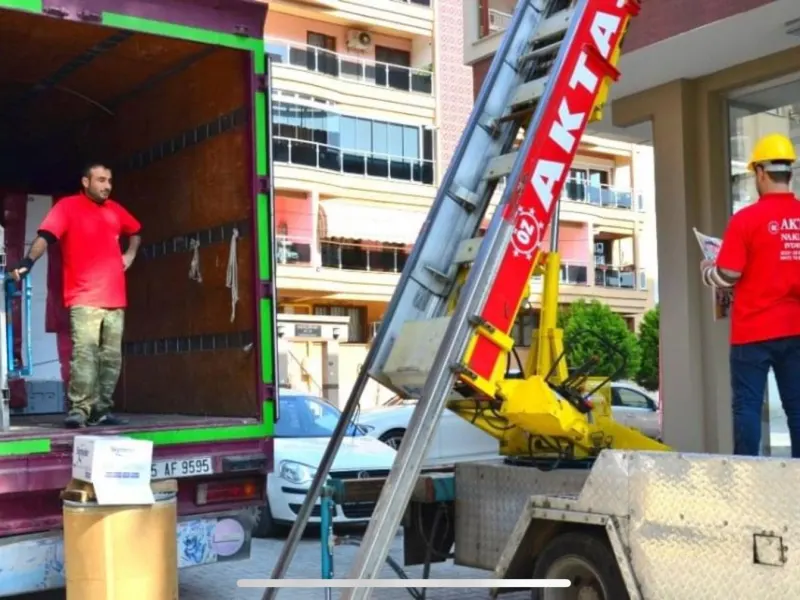 Öz Aktaş ekibi mobil eşya asansörüyle yükleme yapıyor