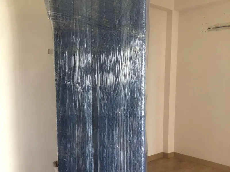 Gardırop parçası havalı naylonla sarılmış