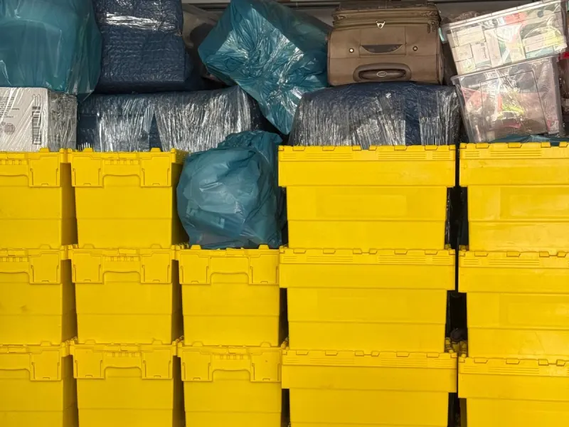 Kapaklı plastik kasalarda paketlenmiş eşya araçta istifli