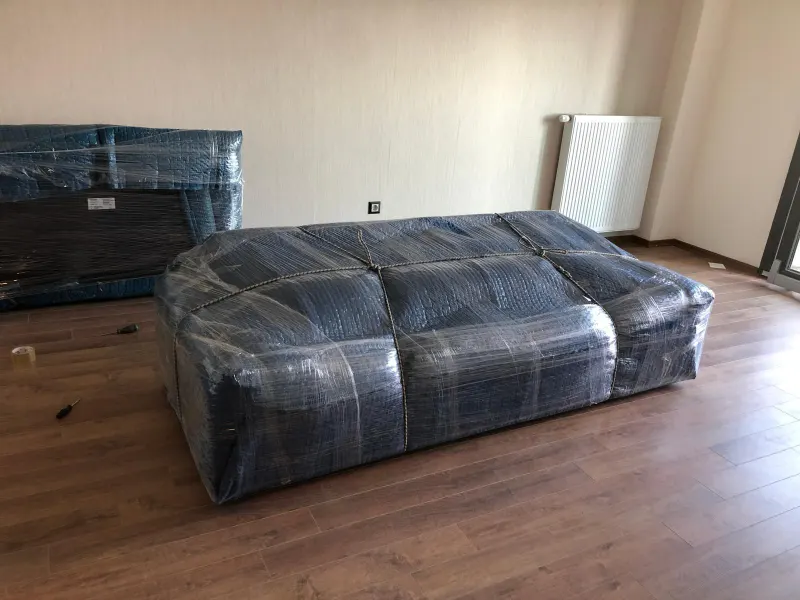 Streç ve havalı naylonla sarılıp iple bağlanmış koltuk