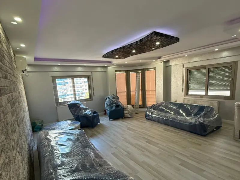 Koltuk takımı çift kat ambalajla salonda hazır