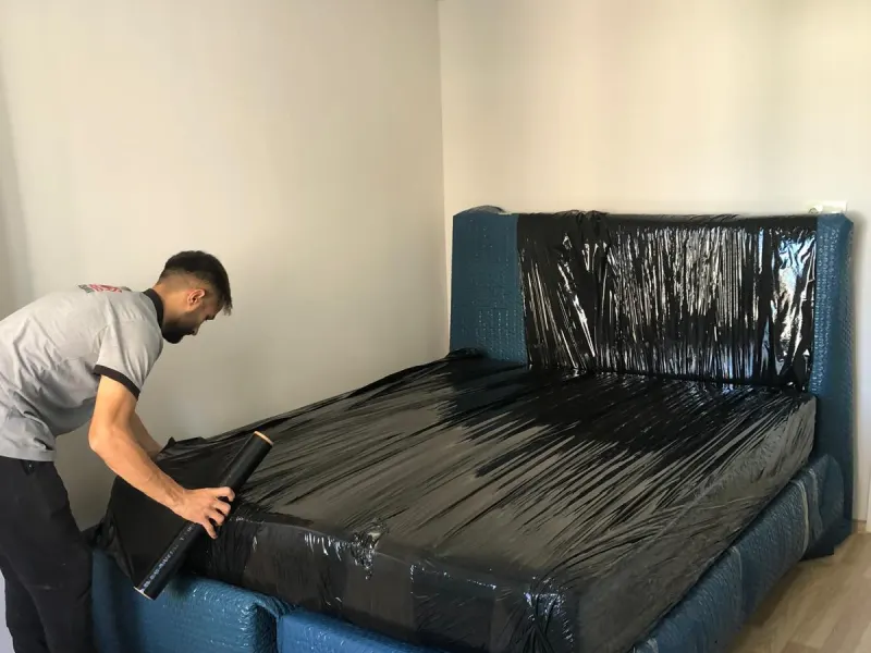 Ekibimiz yatak ve başlığı havalı naylonla ambalajlıyor